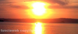 Il tramonto sul lago di Bolsena dal lungolago di Montefiascone