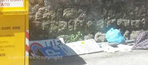 I cartelli divelti a piazza Sallupara