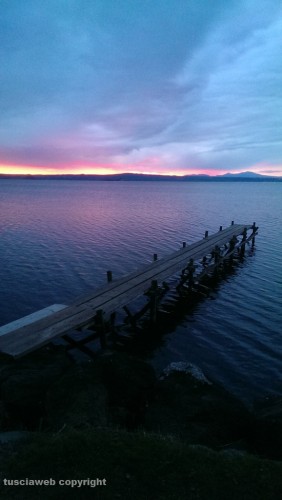 Il lungo lago di Montefiascone al tramonto