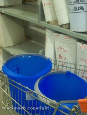 Archivio di Stato, l'acqua si raccoglie con i secchi