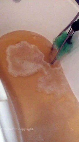 L'acqua scura che sgorga dai rubinetti a Ronciglione