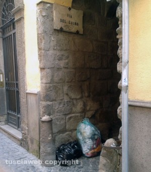 Sacchi d'immondizia a via del Lauro