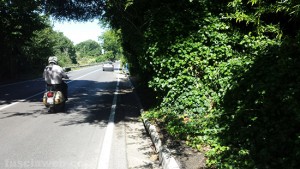 Marciapiede impraticabile in viale Fiume