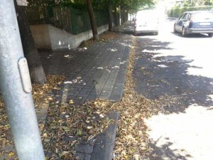 Il marciapiede di via Tarconte 
