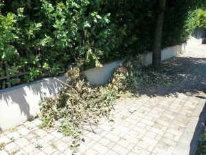 Il marciapiede di via Tarconte 