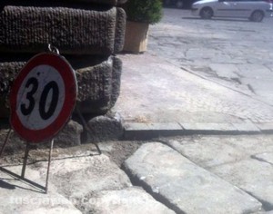 La pavimentazione risistemata a piazza Fontana Grande