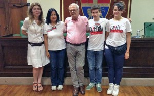 Carlo Rienzi e Daniela Bricca con i ragazzi di Caffeina
