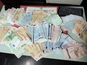 I contanti sequestrati dai carabinieri