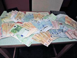 I contanti sequestrati dai carabinieri