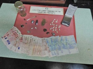 La droga e il materiale sequestrato dai carabinieri 
