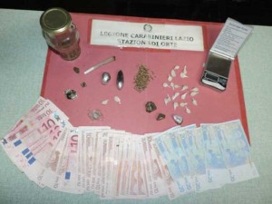La droga e il materiale sequestrato dai carabinieri