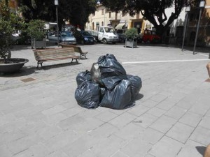 L'immondizia davanti al comune