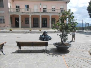 L'immondizia davanti al comune