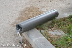 I paletti divelti nel parcheggio di Valle Faul