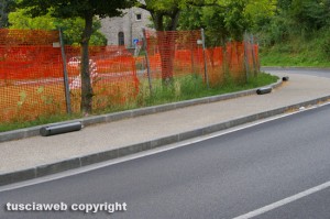 I paletti divelti nel parcheggio di Valle Faul