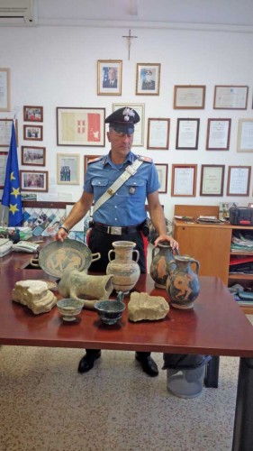 Tarquinia - I vasi etruschi sequestrati dai carabinieri