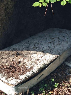 Le tombe piene di sporcizia