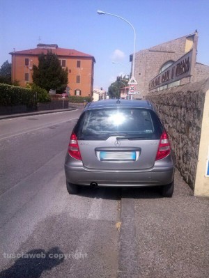 Parcheggio selvaggio su via Vico Squarano
