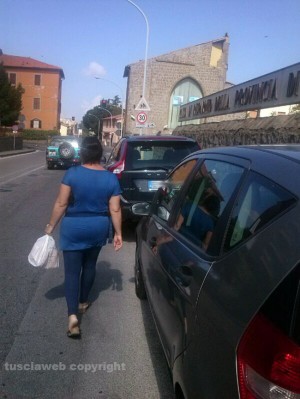 Parcheggio selvaggio su via Vico Squarano