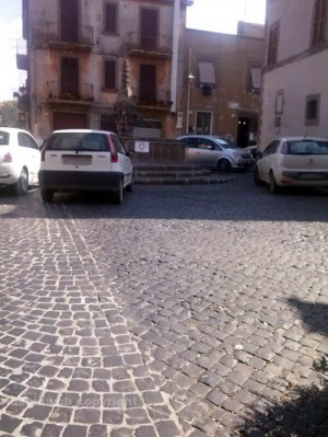Le macchine parcheggiate sulla fontana a Pianoscarano