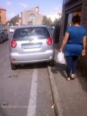 Parcheggio selvaggio su via Vico Squarano