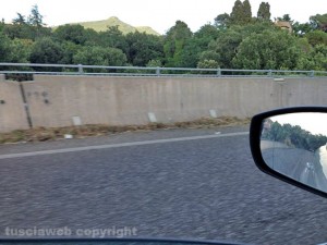 Il marciapiedi che porta dalla Grotticella a Belcolle