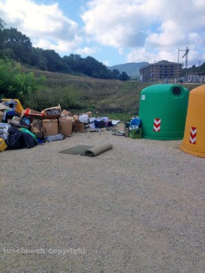 Il degrado in strada Acquabianca