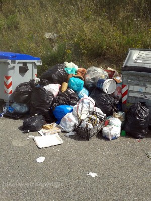 L'isola ecologica di Belcolle con l'immondizia sparsa ovunque