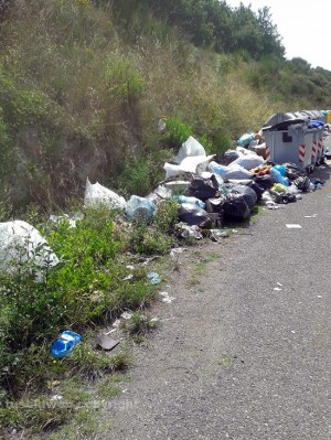 L'isola ecologica di Belcolle con l'immondizia sparsa ovunque