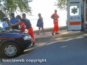 Donna muore al lago di Bolsena - I soccorsi alla spiaggia del Guadetto