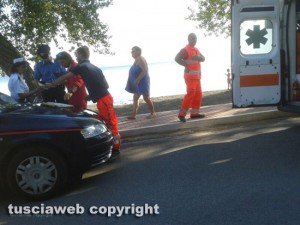 Donna muore al lago di Bolsena - I soccorsi alla spiaggia del Guadetto