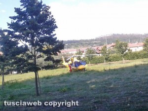 Donna muore al lago di Bolsena - I soccorsi alla spiaggia del Guadetto