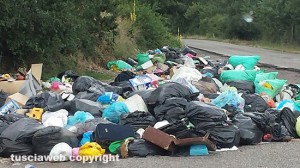 L'immondizia su strada Acquarossa
