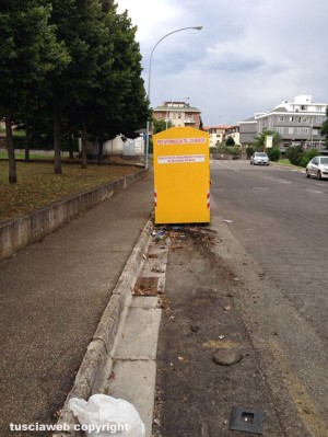 Uno dei contenitori in metallo spostati sulla strada