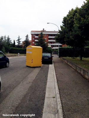 Uno dei contenitori in metallo spostati sulla strada