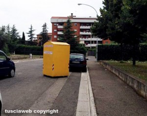 Uno dei contenitori in metallo spostati sulla strada