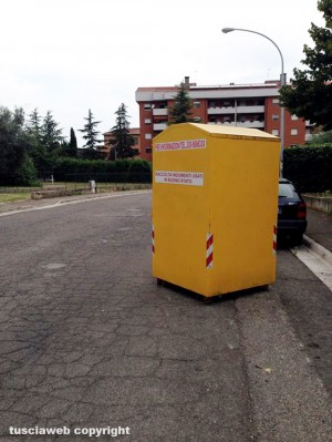 Uno dei contenitori in metallo spostati sulla strada