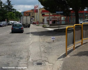 La segnalazione della buca via Castello Vetulonia