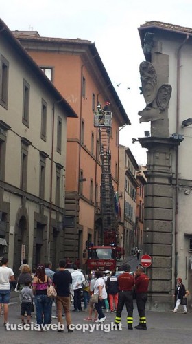 Viterbo - L'intervento dei vigili del fuoco in via Cavour