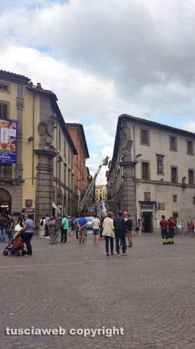 Viterbo - L'intervento dei vigili del fuoco in via Cavour