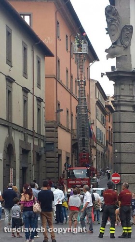 Viterbo - L'intervento dei vigili del fuoco in via Cavour