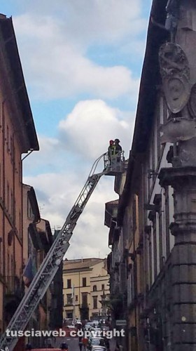 Viterbo - L'intervento dei vigili del fuoco in via Cavour