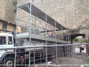 Santa Rosa, l'allestimento del traliccio