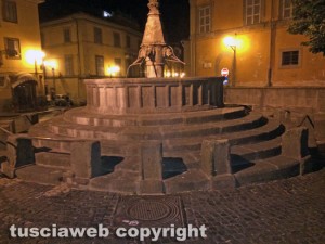 Viterbo - Danneggiata e deturpata la fontana di San Faustino