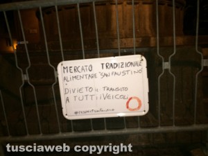 Viterbo - Danneggiata e deturpata la fontana di San Faustino