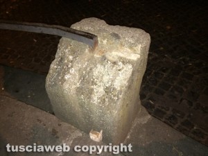Viterbo - Danneggiata e deturpata la fontana di San Faustino