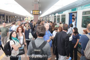 Orte, la protesta dei pendolari in stazione