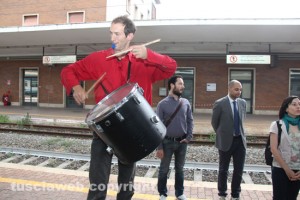 Orte, la protesta dei pendolari in stazione