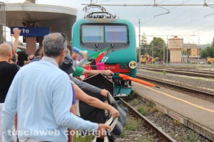 Orte, la protesta dei pendolari in stazione