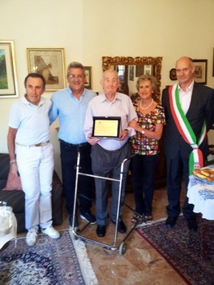 Il signore Oreste con i figli,  il sindaco Mazzola e l'assessore Leoni